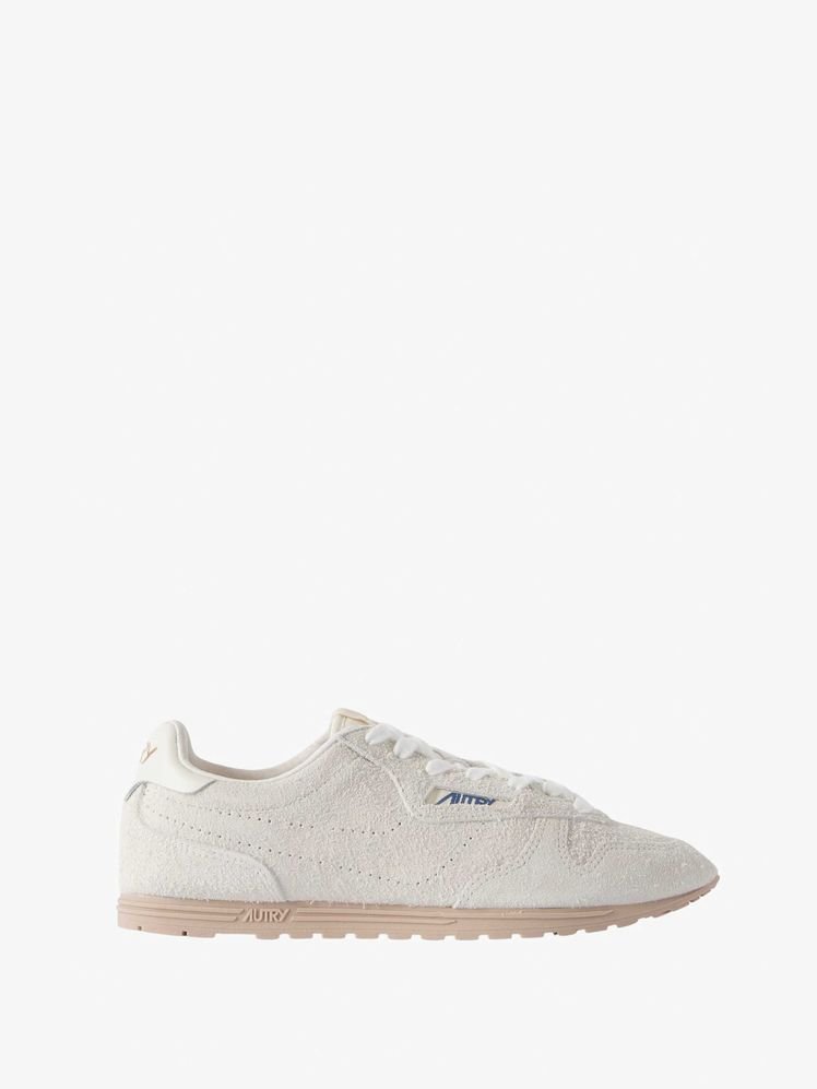 The Surprisingly Simple White Sneakers That Never Go Out of Style